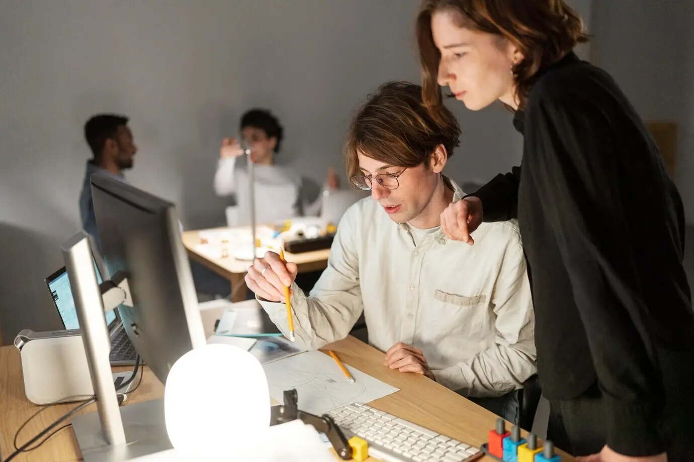 Группа дизайнеров работает над 3D‑моделью.