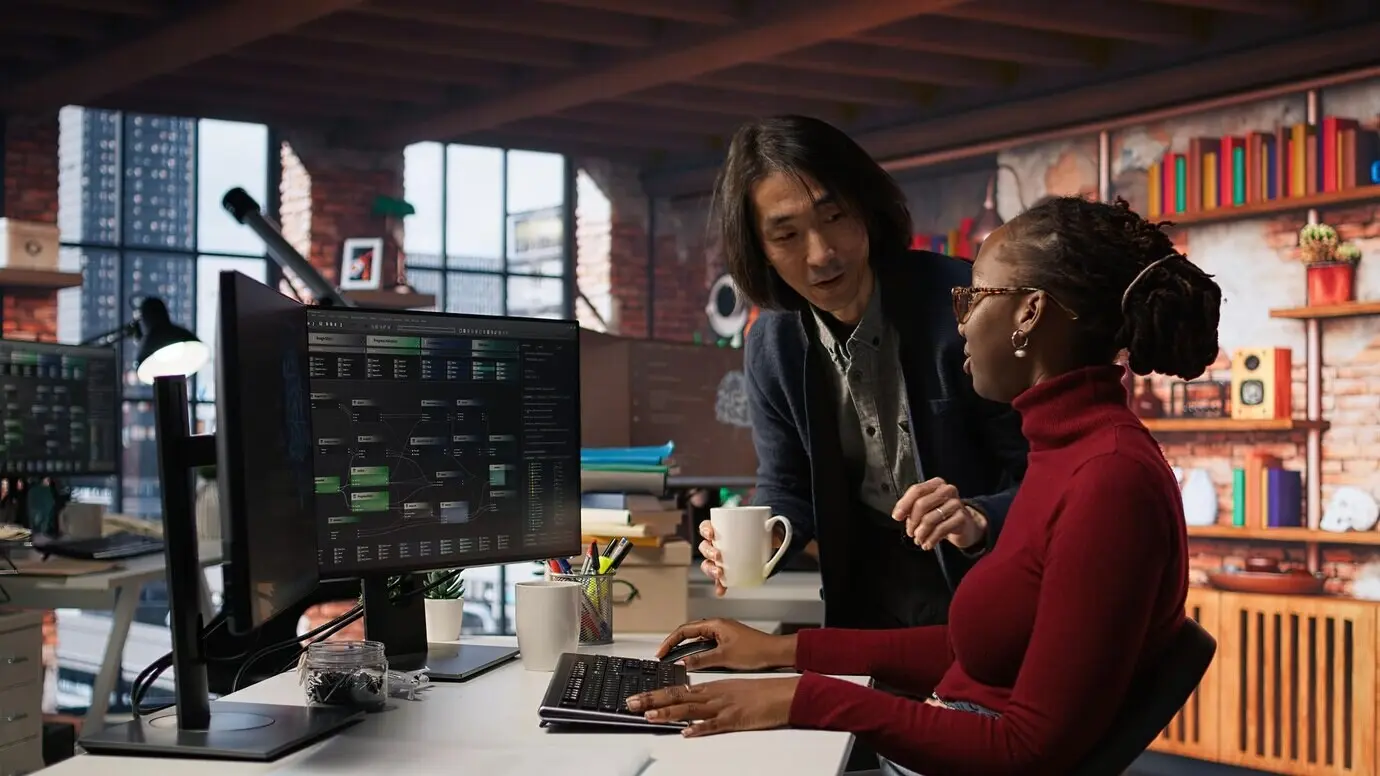 CTO-руководитель в ИИ‑стартапе приносит кофе уставшему сотруднику.