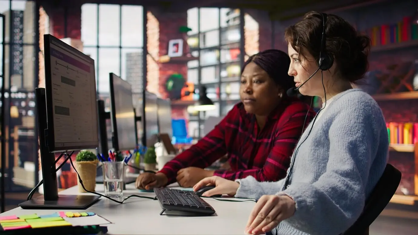 Руководитель команды колл-центра изучает документы.