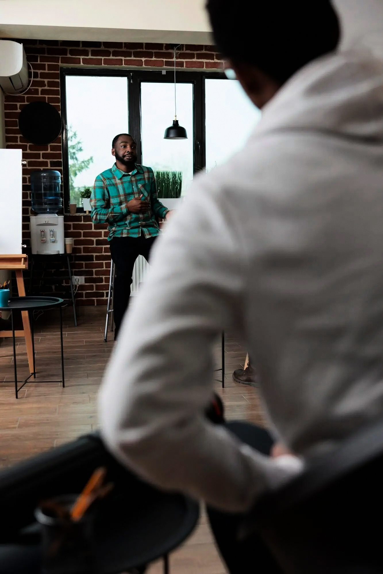 Escena de laboratorio donde expertos iteran en estrategias de crecimiento de márgenes en la manufactura industrial