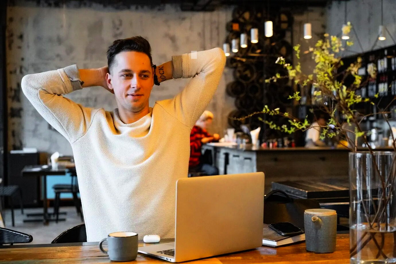 Muro de notas adhesivas priorizando riesgos en productos IT y SaaS